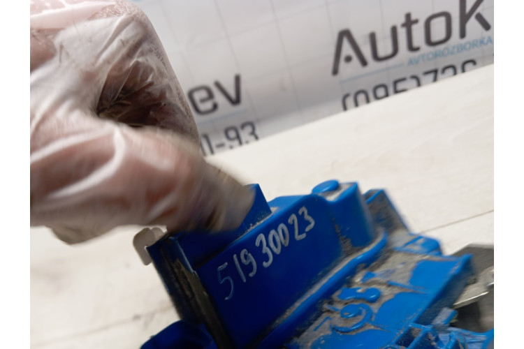 Замок задней правой двери Fiat 500L 51930023