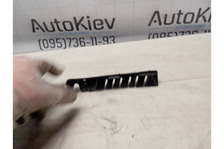 Напрямний бампера переднього лівий Audi A8 4H 2010-2017 4H0807283