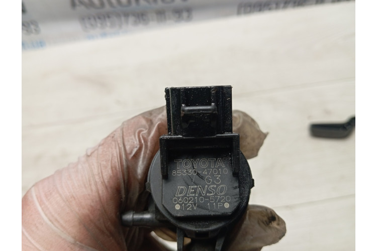 Насос омивача Toyota Camry V50 2011-2018 8533047010 Насос омивача Toyota Camry V50 2011-2018 8533047010