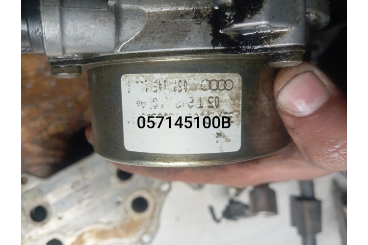 Насос вакуумний Audi A6 C5 2.5tdi 1997-2004 057145100B