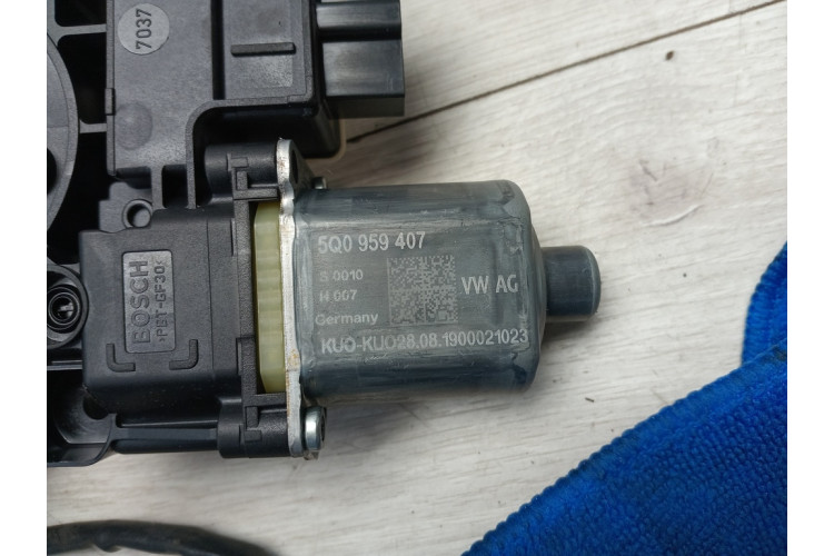 Мотор склопідйомника задніх лівих дверей VW Golf VII 2012-2020 5Q0959407 Мотор склопідйомника задніх лівих дверей VW Golf VII 2012-2020 5Q0959407