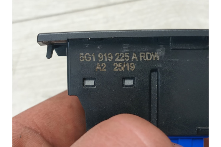Кнопка аварійки VW Golf VII 2012-2020 5G1919225A