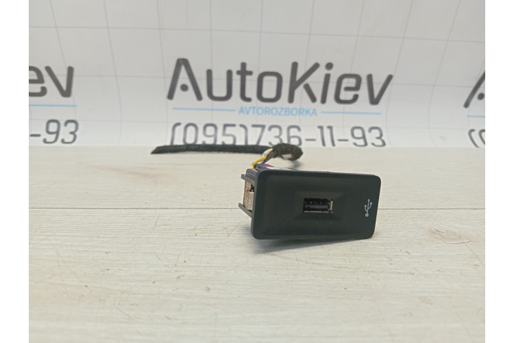 Панель гнездо USB порт VW Golf VII 2012-2020 5Q0035726J