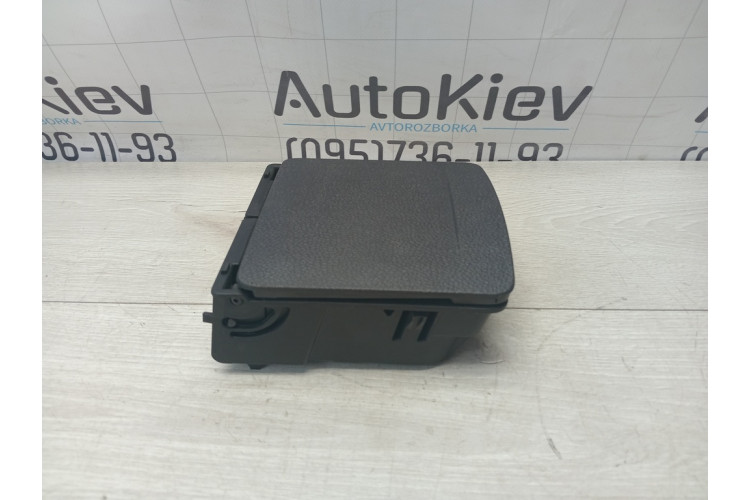 Подстаканник подлокотника задний VW Golf VI 2009-2013 1K0862532G