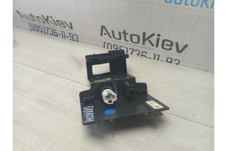 Розетка USB роз'єм VW Passat B7 USA 2011-2015 561864531D Розетка USB роз'єм VW Passat B7 USA 2011-2015 561864531D