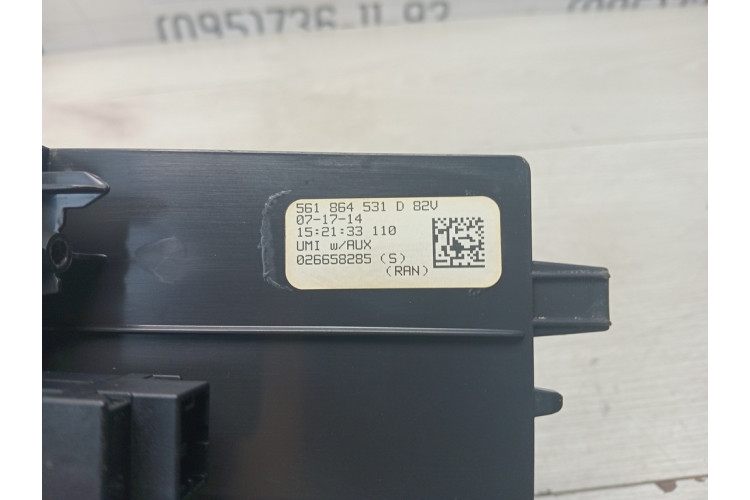 Розетка USB роз'єм VW Passat B7 USA 2011-2015 561864531D Розетка USB роз'єм VW Passat B7 USA 2011-2015 561864531D