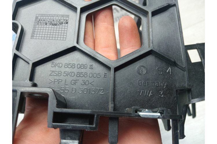 Рамка магнитолы VW Golf VI 2009-2013 5K0858089E