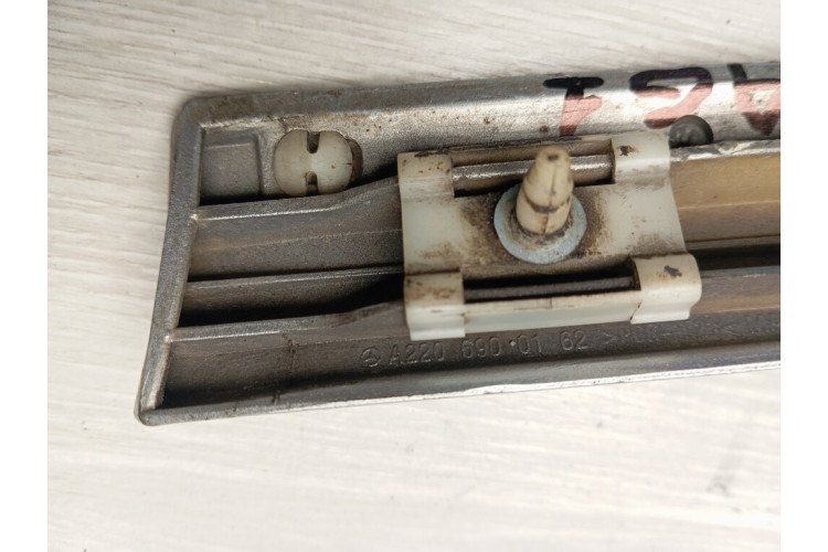 Молдинг крила переднього лівого Mercedes Benz W220 1998-2005 A2206900162