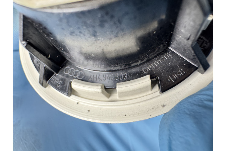 Плафон освещения задних мест Audi A8 D4 2010-2017 4H4947303 Плафон освещения задних мест Audi A8 D4 2010-2017 4H4947303