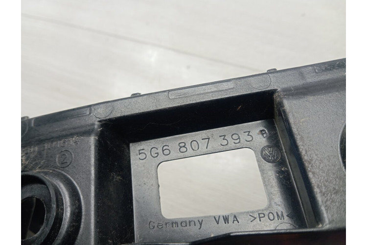 Кронштейн крепления заднего фонаря левый VW Golf VII 2012-2020 5G6807393