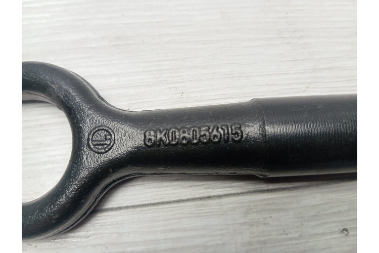 Крюк буксировочный Volkswagen Golf VII 2012-2020 8K0805615