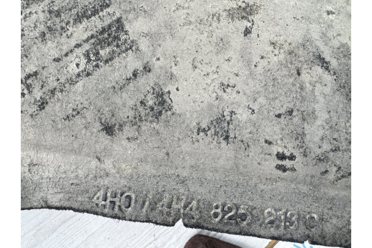 Облицювання днища задня права Audi A8 [4H] 2010-2017 4H0825213C