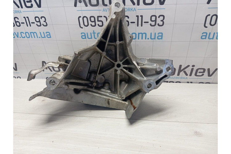 Кронштейн подушки двигуна правий VW Golf VII 2012-2020 1.4Tsi 04E199275