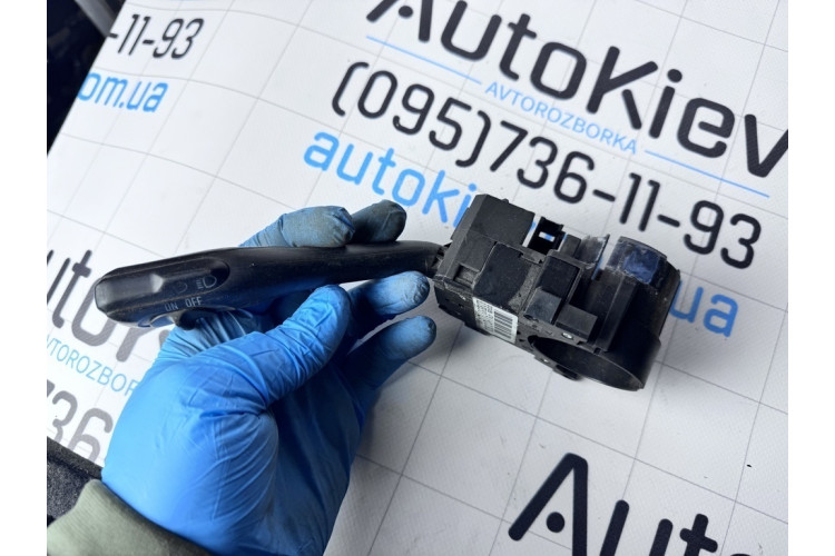 Переключатель поворотов подрулевой Skoda Octavia 1997-2000 8L0953513T