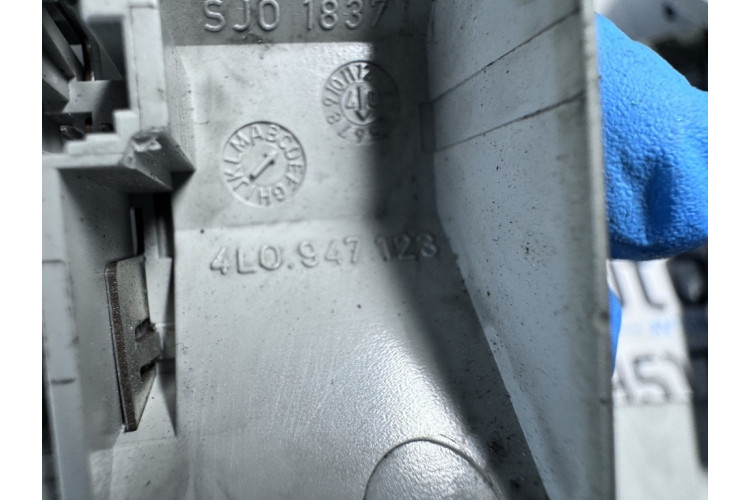 Плафон освітлення салону Audi Allroad quattro 2006-2012 4L0947123 Плафон освітлення салону Audi Allroad quattro 2006-2012 4L0947123