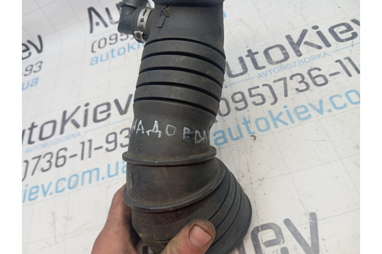 Патрубок повітряного фільтра (тріщина під хомутом) Audi A4 [B6] 2000-2004 4B0129627A