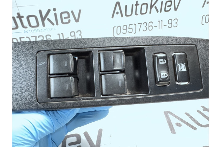 Блок кнопок керування склопідйомниками Lexus ES 2012-2018 8404033090 Блок кнопок керування склопідйомниками Lexus ES 2012-2018 8404033090