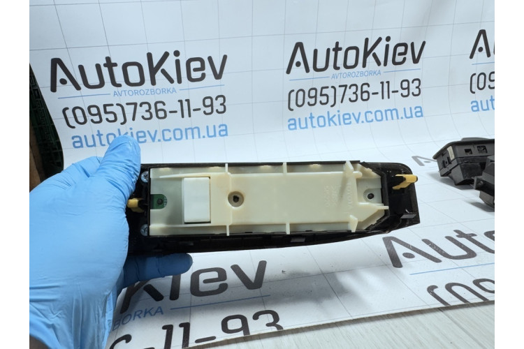 Блок кнопок керування склопідйомниками Lexus ES 2012-2018 8404033090 Блок кнопок керування склопідйомниками Lexus ES 2012-2018 8404033090