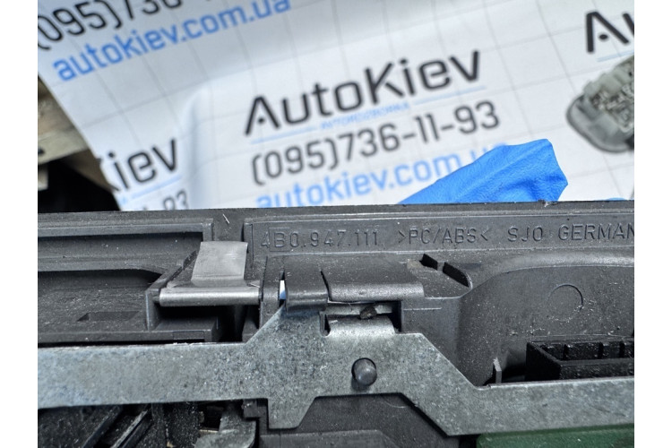 Плафон салонный Audi Allroad quattro 2000-2005 4B0947111