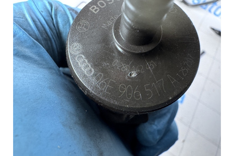 Клапан вентиляції паливного бака Audi A4 [B7] 2005-2007 06E906517A