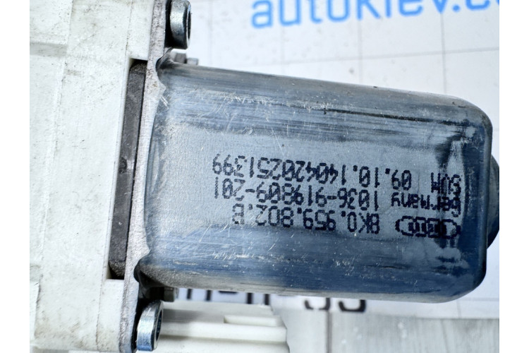 Моторчик склопідйомника Porsche Cayenne 2010-2017 8K0959802B Моторчик склопідйомника Porsche Cayenne 2010-2017 8K0959802B