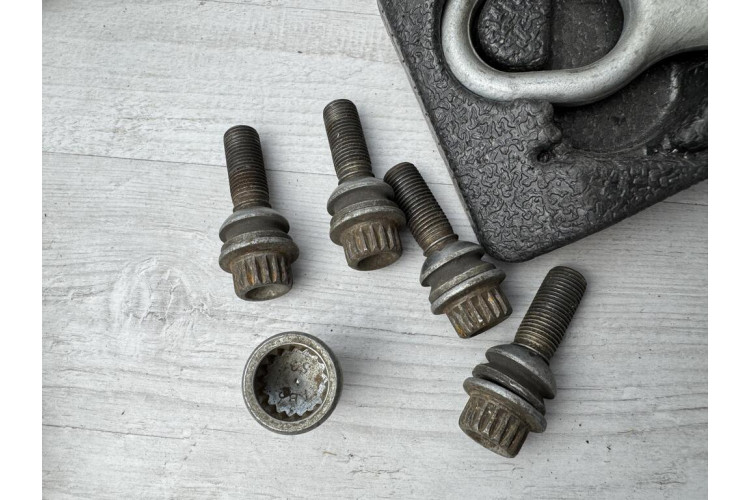 Органайзер з інструментом та комплектом секреток Porsche Cayenne 2003-2010 7L0012113