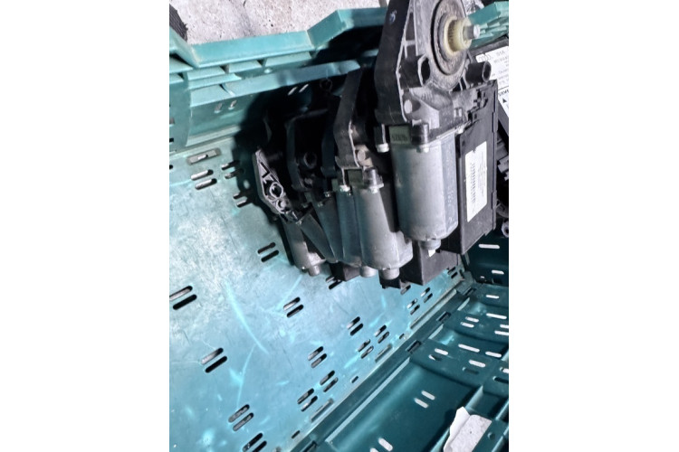 Моторчик склопідйомника двері задньої Audi A4 [B7] 2005-2007 8E0959802A