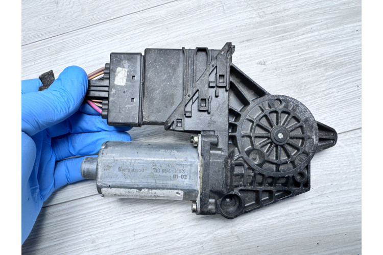 Електродвигун склопідйомника задній VW Passat [B5] 1996-2000 0130821696