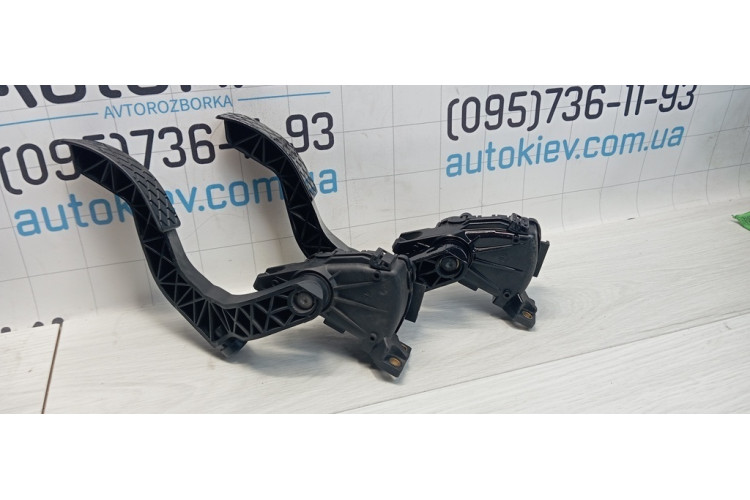 Педаль газу акселератора Audi Allroad quattro 2000-2005 8D1723523G