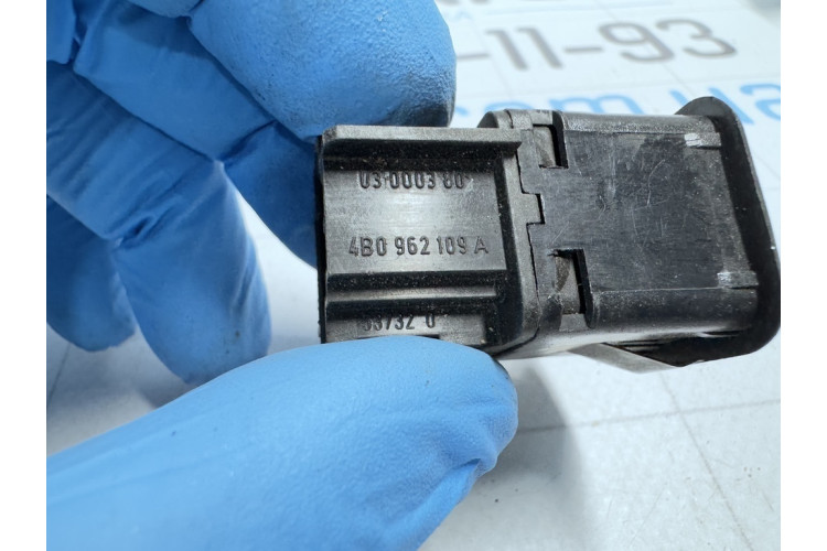 Кнопка вкл\выкл сигнализации Skoda Superb 2002-2008 4B0962109A Кнопка вкл\выкл сигнализации Skoda Superb 2002-2008 4B0962109A