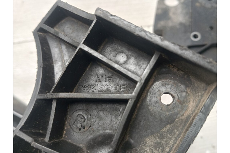 Направляющая переднего бампера правая Audi A6 [C5] 1997-2004 4B0807284B