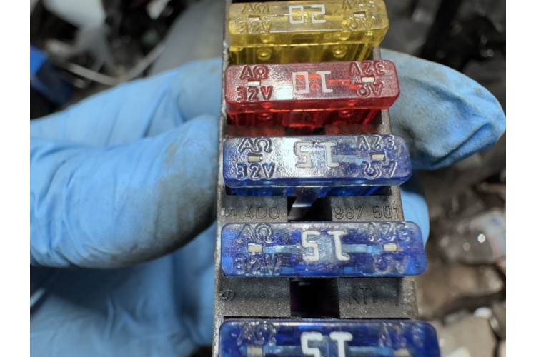 Блок запобіжників Audi A8 [4D] 1999-2002 4D0937501