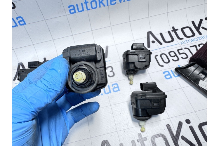 Моторчик коректора фари VW Polo (HB) 2009-2017 4B0941295