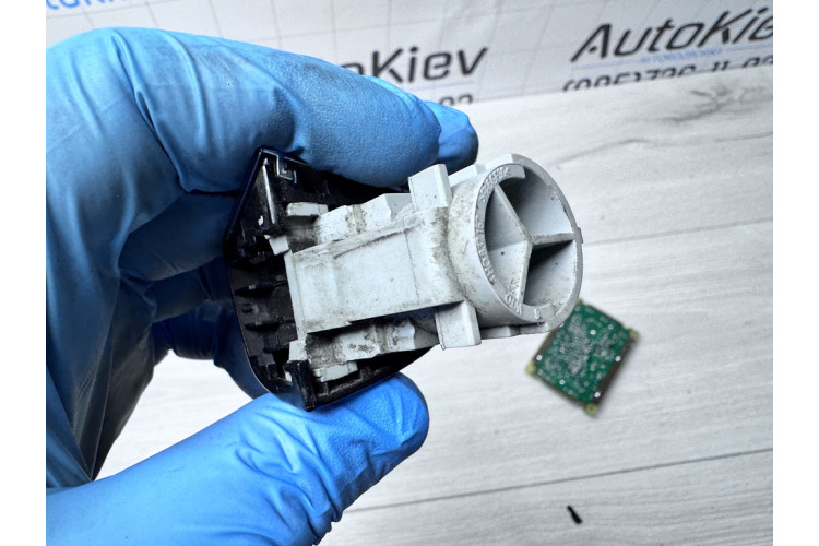 Декоративная вставка внешней ручки двери Audi Allroad quattro 2012-2019 4H0837167