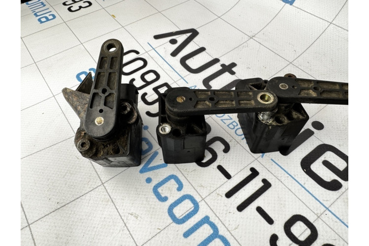 Датчик висоти дорожнього просвіту Audi A8 [4D] 1999-2002 4B0907503