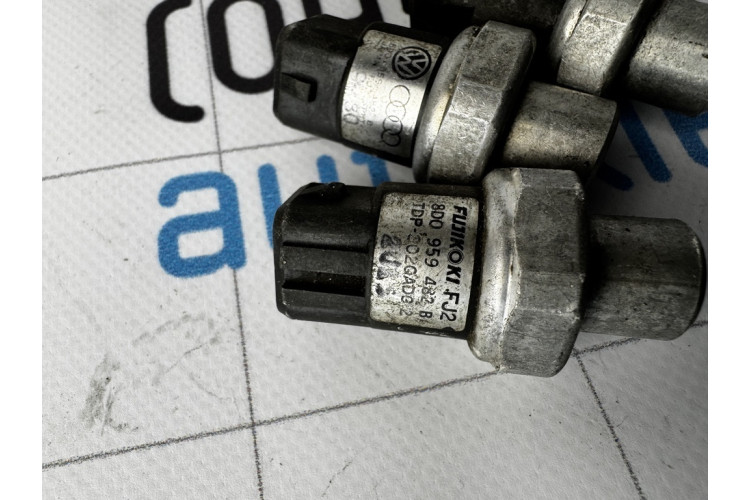 Датчик тиску кондиціонера Audi A8 [4D] 1999-2002 8D0959482B