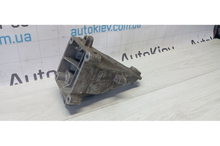 Кронштейн опора двигуна ліва Mercedes Benz C207 E-Coupe 2009-2016 A2712232704