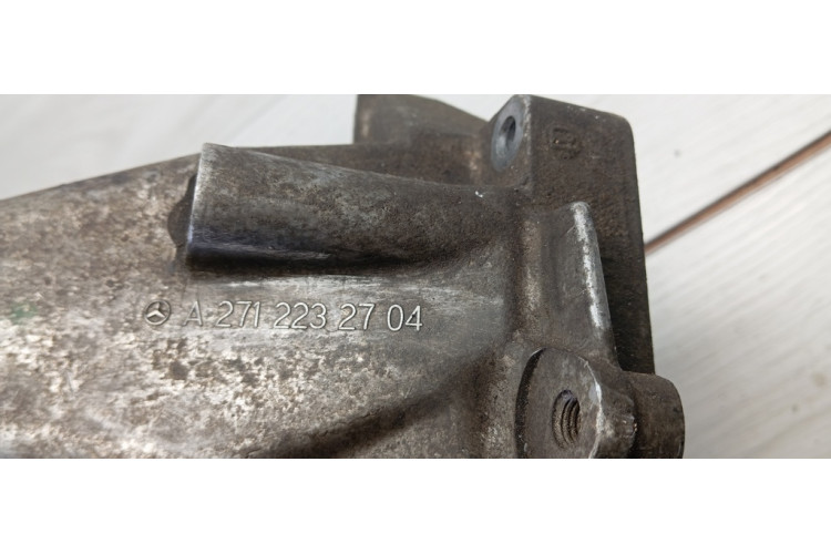 Кронштейн опора двигуна ліва Mercedes Benz C207 E-Coupe 2009-2016 A2712232704