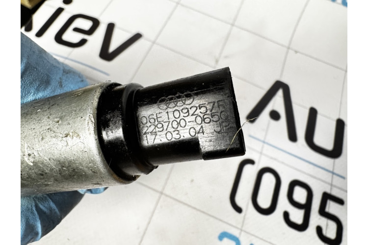 Клапан електромагнітний положення фаз розподільного валу Audi Allroad quattro 2006-2012 06E109257F Клапан електромагнітний положення фаз розподільного валу Audi Allroad quattro 2006-2012 06E109257F