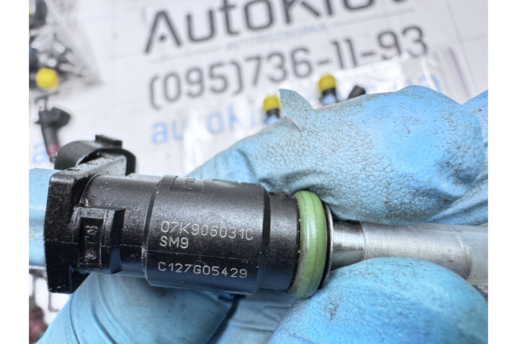 Форсунка упорскування палива VW Jetta 2006-2011 07K906031C