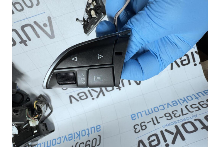 Блок многофункциональных клавиш рулевого колеса Audi A8 [4H] 2010-2017 4H0951523H